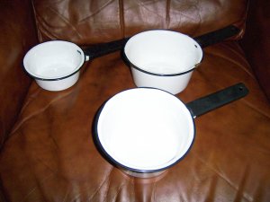 Enamel Pans Set Of Three BNK352