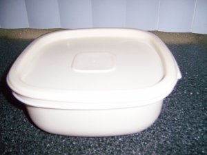 Rubbermade 8x7x3 or 6 Cup Serving Storage Dish BNK409