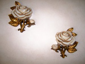 Pair Roses  Wall Hangers  BNK2657