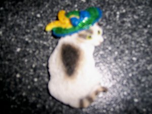 Magnet Blk/Brn/White Cat W Green Hat   BNK2715
