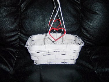 White Wicker Finished Basket 7"x4"w 7"Rope&HeartHandle BNK2823