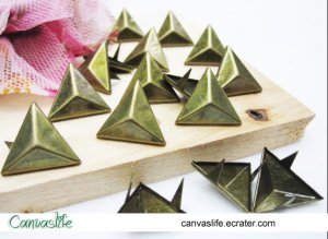 100Pcs 15mm Antique Bronze triangle STUDS