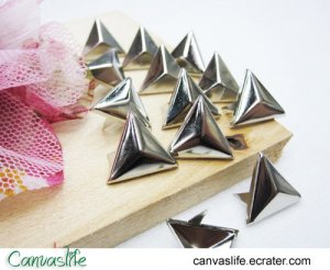 100Pcs 15mm Antique Bronze triangle STUDS