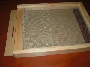 screened bottom board with closing sheet