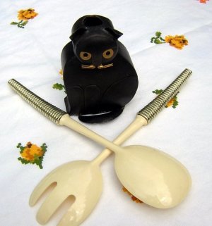 Eames era plastic salad servers fork spoon great vintage kitchenware hc1031