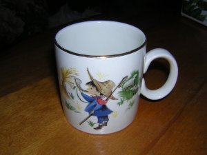 Arklow Ireland child's mug Little boy blue gold trimmed one of a series hc1055