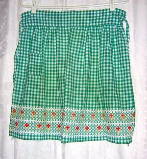Embroidered gingham half apron rick-rack and yarn trim Vintage hc1065
