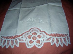 Pristine white guest hand towel lavish Battenburg lace trim vintage linens hc1087