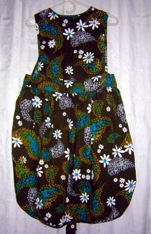 1960s Flower power daisy print cover all pinafore apron kettle cloth hc1160
