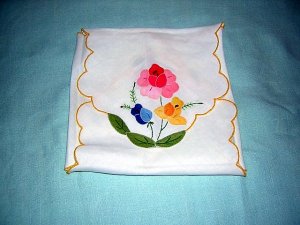 Appliqued linen toast cover or bread basket liner handworked mint vintage linens hc1187