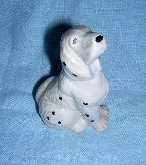 Sniffing spotted spaniel dog ceramic figurine cold painted vintage hc1222