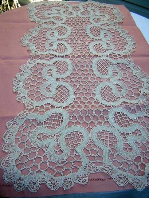 Bruges Brugge bobbin lace table runner 42 inches vintage hc1239