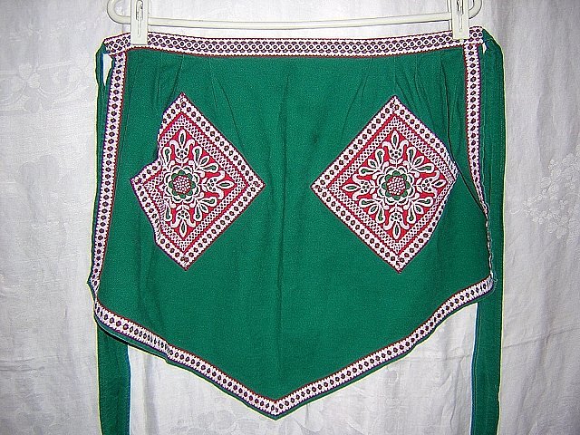 Hostess apron Tyrolean woven trim and pockets green vintage hc1333