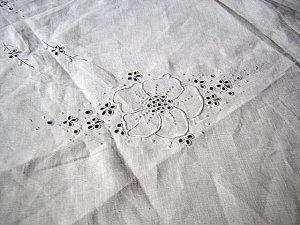 Victorian linen tablecloth topper centerpiece whitework embroidery dogwood hc1417