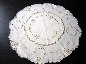 Madeira embroidered table mat & centerpiece 2 vintage pieces hc1509