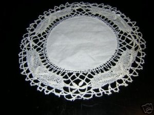 Ecru bobbin lace table mat with linen center vintage hc1809