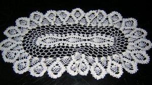 Elongated oval hand crocheted vintage doily pineapples hc1826