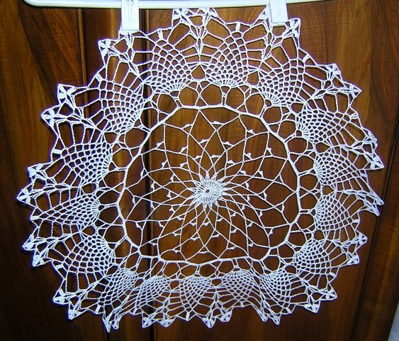 Large crocheted doily centerpiece spider web & pineapples hc1871