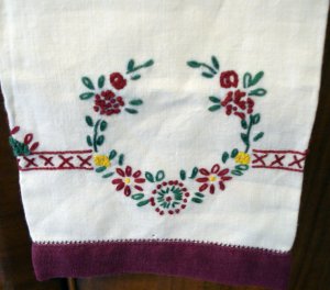 Maroon embroidered linen hand guest towel vintage linens hc2125