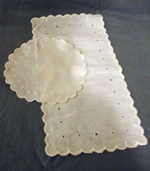 Antique linen whitework round and rectangular table mats hc2282
