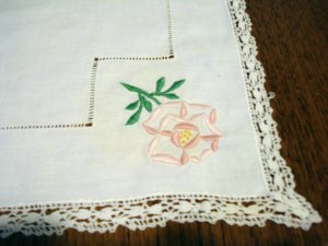Embroidery threadwork crocheted lace linen table topper pink roses vintage  hc2339