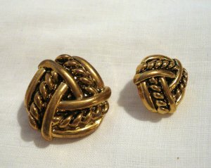 4 plus 1 gold tone plastic buttons knots shank backs vintage for sewing crafts jewelry hc2534