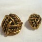 4 plus 1 gold tone plastic buttons knots shank backs vintage for sewing crafts jewelry hc2534