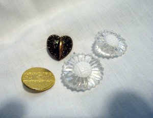Mixed lot 4 fancy buttons shank backs vintage for sewing crafts jewelry hc2540