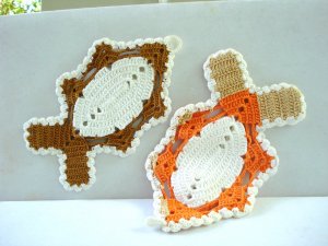 2 Fish shaped hand crocheted potholders heat pads excellent hc2967