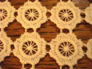 5 Pc set hairpin lace doilies antimacassar buffet dresser white  vintage hc3005