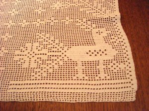 Christmas hand crocheted table mat filet stitch reindeer flowers white vintage hc3007