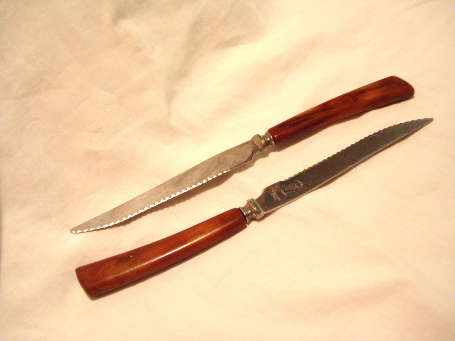 2 GloHill steak knives stainless marbled Bakelite handles vintage hc3218