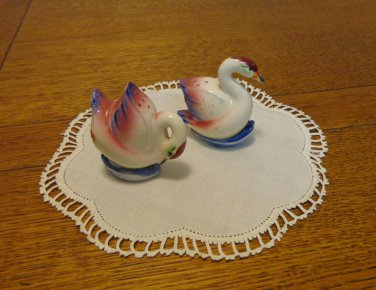 Swans a swimming salt pepper shakers ceramic pink white Mid century vintage Japan hc3378