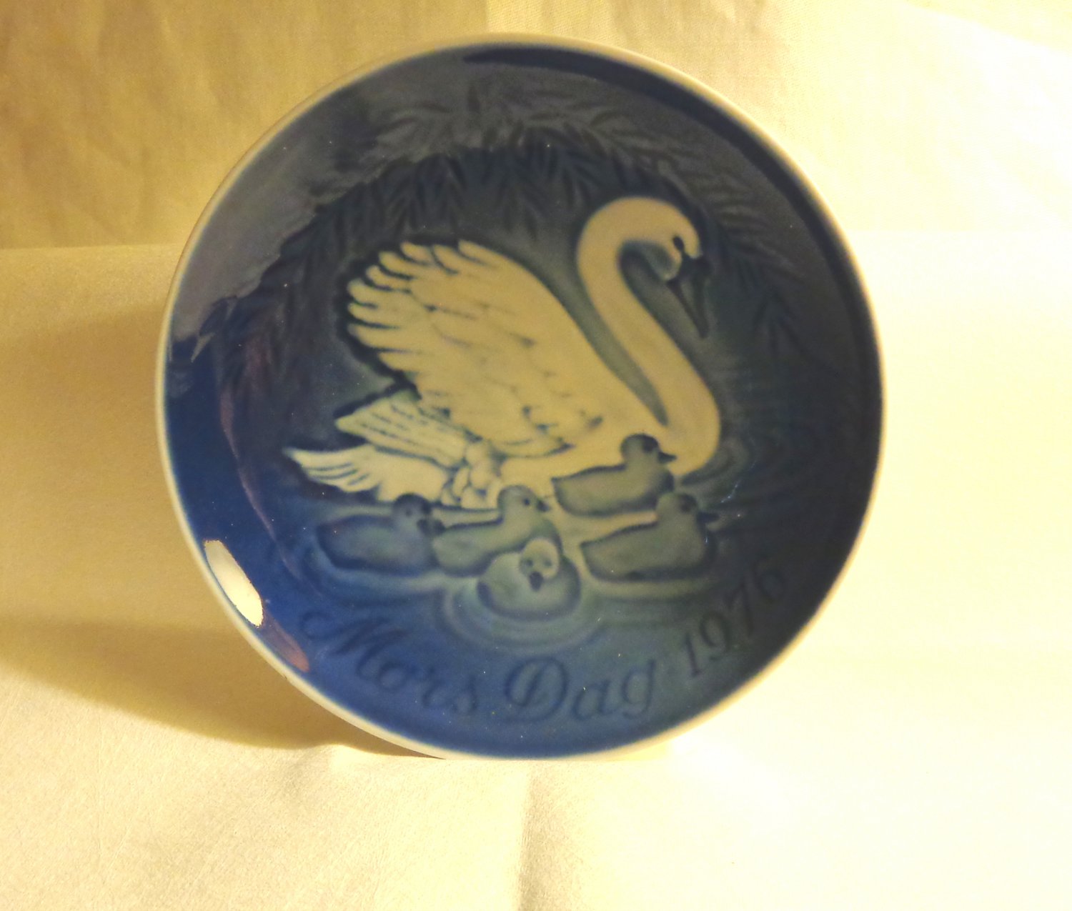Bing and Grondahl 1976 Mother's Day plate Mors Dag swans cygnets blue BG porcelain hc3411