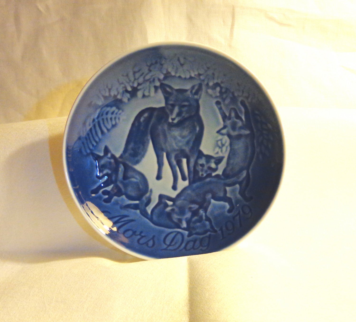 Bing and Grondahl 1979 Mother's Day plate Mors Dag fox and kits blue BG porcelain hc3413