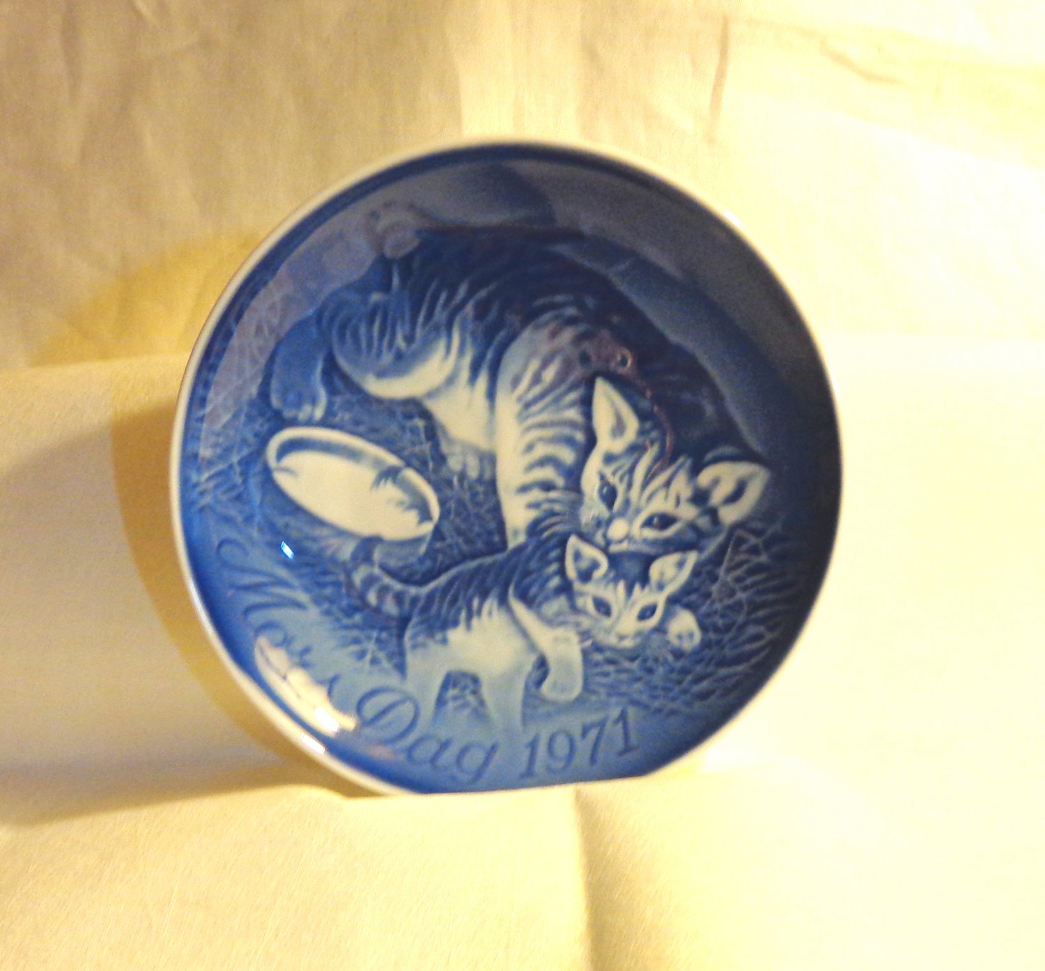 Bing and Grondahl 1971 Mother's Day plate Mors Dag cat and kittens blue BG porcelain hc3414