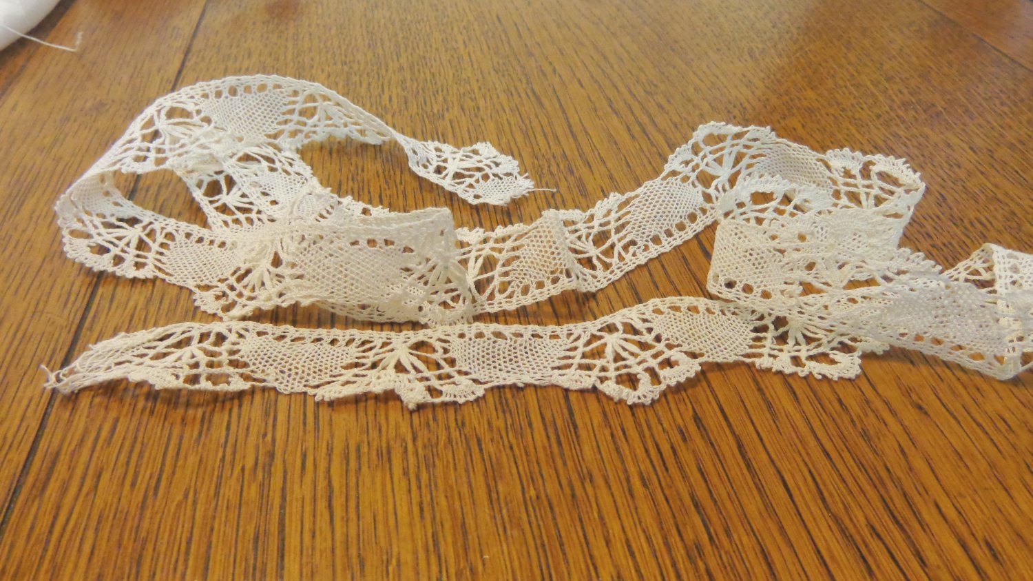 Hand made bobbin lace trim white 44 inches long 1 inch wide hc3418