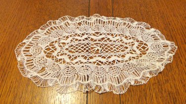 13 inch bobbin lace oval doily white wispy spotless perfect vintage hc344