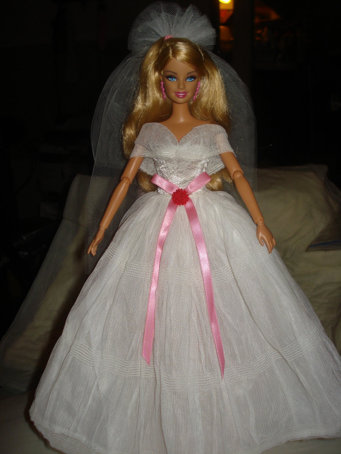 Beautiful Barbie wedding dress with pink sash, veil & shoes - ed109