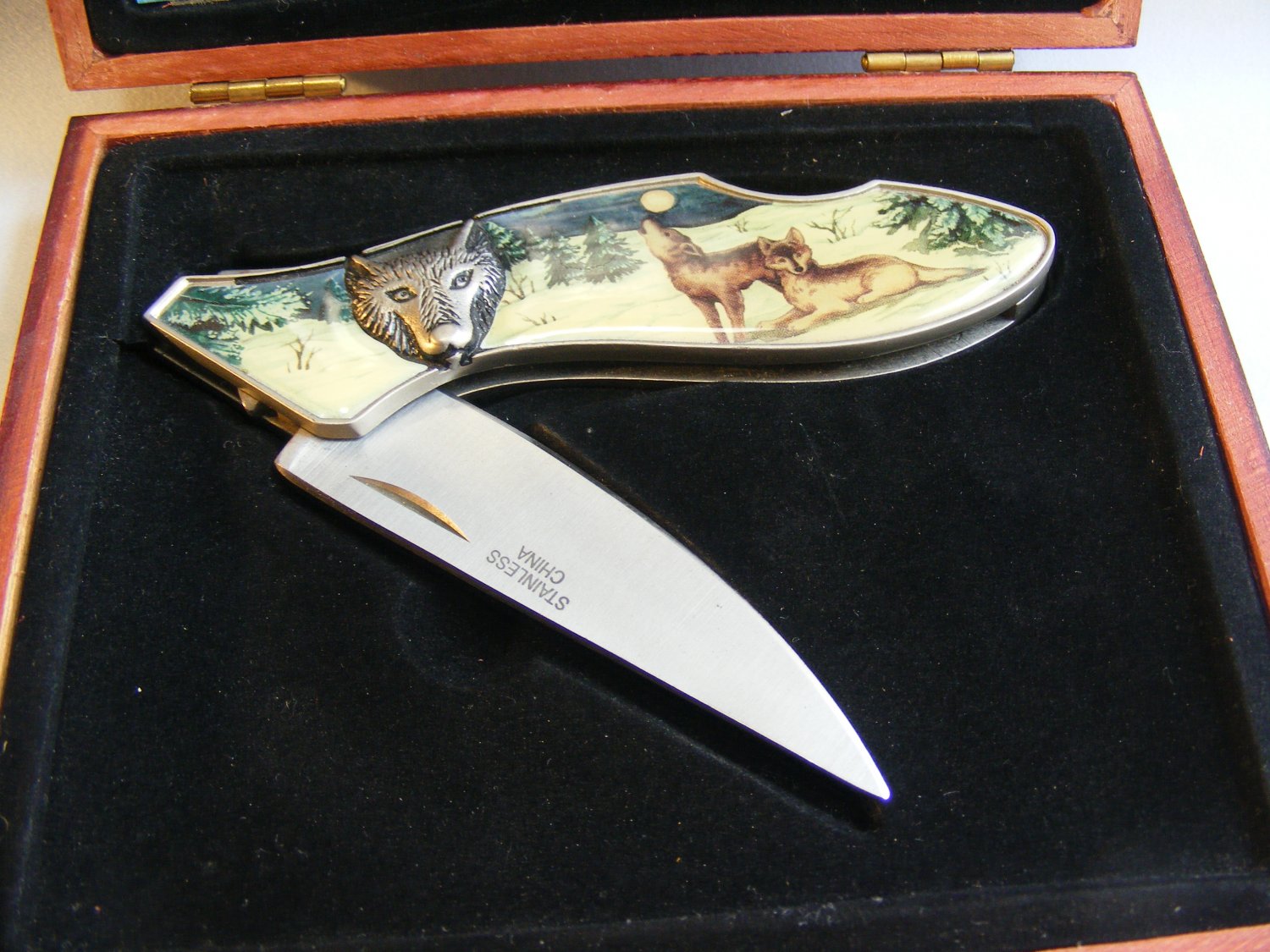 “Wolves” Collectors Folding Pocket Knife New In Wooden Display Box
