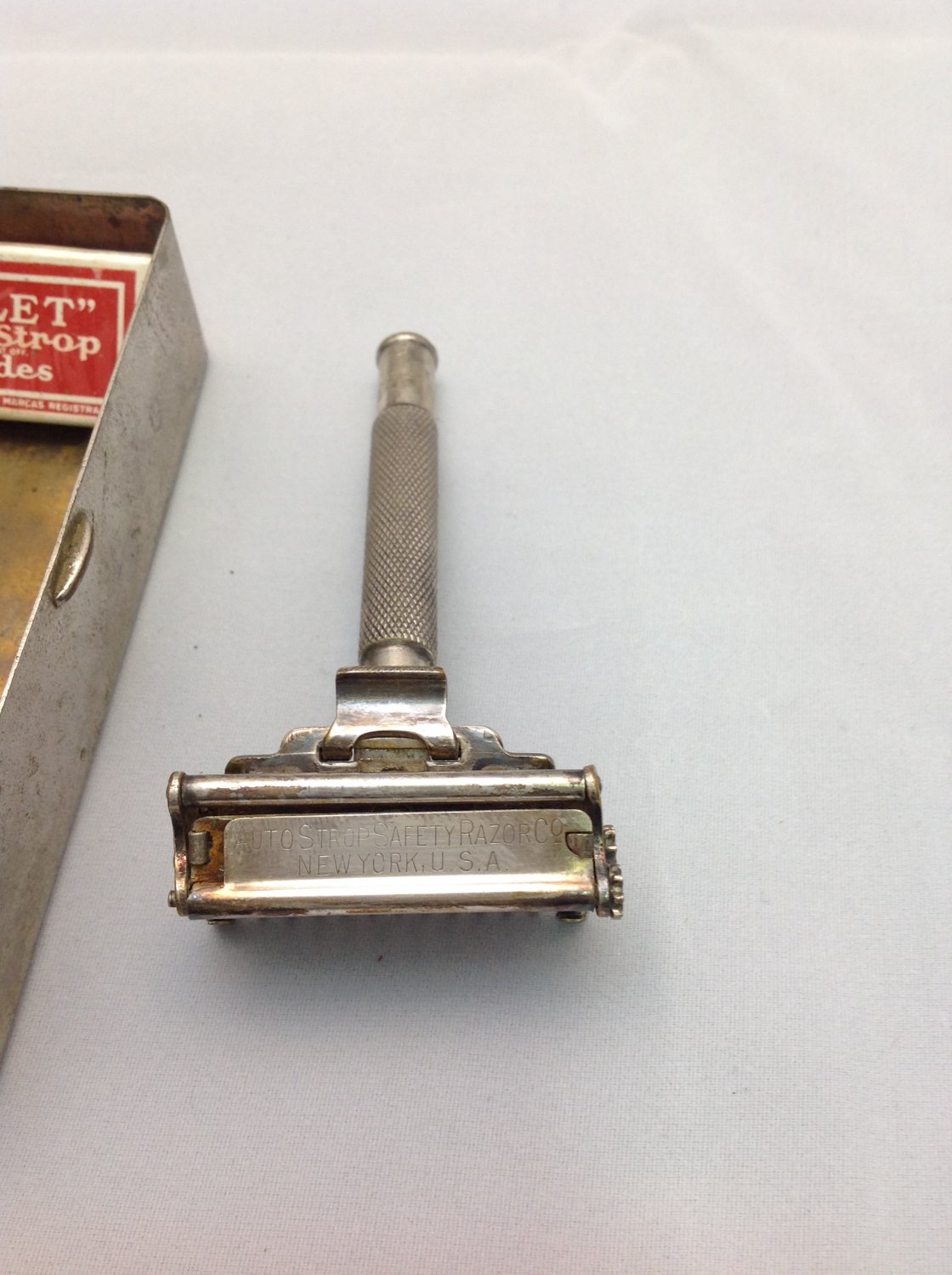 Vintage Auto Strop Safety Razor, Metal box and new Valet razor blades.