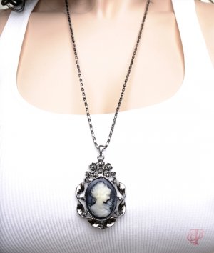 Lady Medallion Necklace