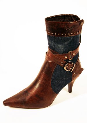 Short boot from designer  Hoyvoy