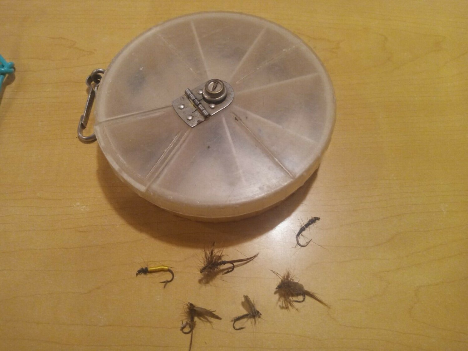 Vintage Millsite Daisy Fly Box Fishing Tackle No 2051136 Hinged Door With Hooks