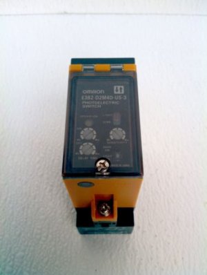 Omron E3B2-D2M4D-US-3 Photoelectric Diffuser Sensor w/ Time Delay 24 / 240 VAC