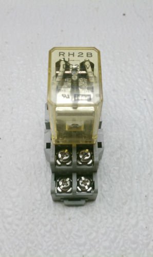 Idec RH2B-U Relay 120/240 VAC 30 VDC 10/7.5/7 Amp 1/6,1/3 HP w/ Base SH2B-05