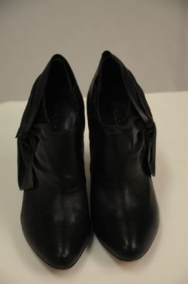 &Acirc;&nbsp;Laundry by Shelli Segal Black Leather Stilettos 8.5