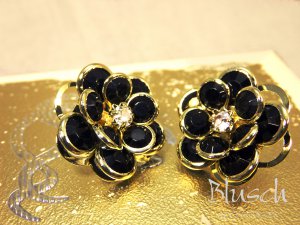 B030518 Vintage style black flower stud earrings