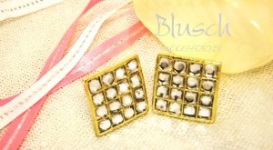 B030530 Vintage style white square crystal stud