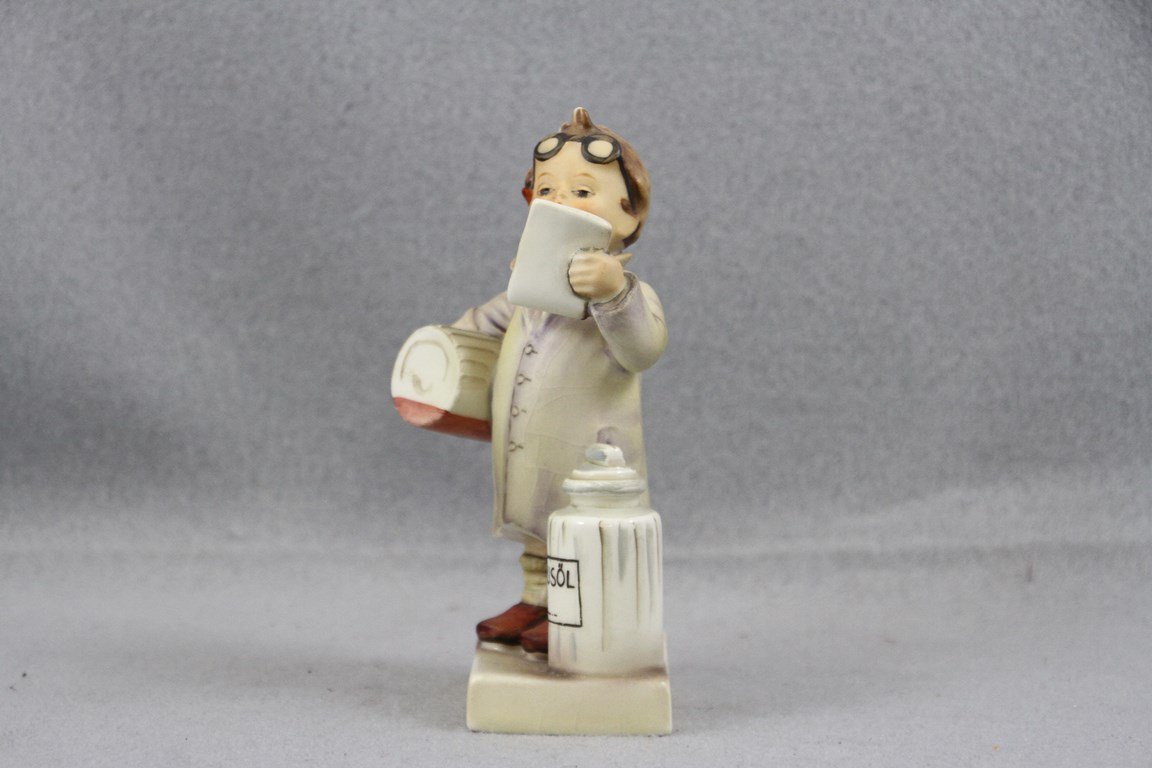 hummel little pharmacist 322